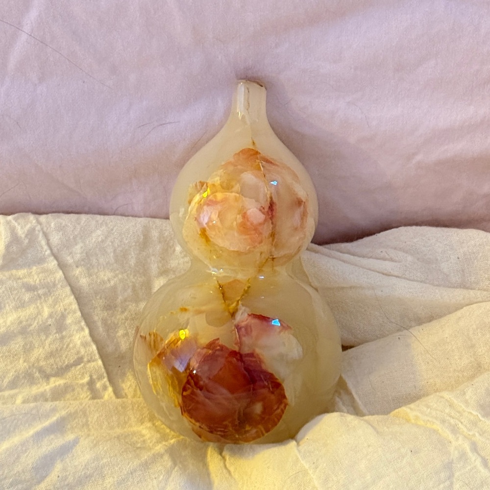 Handcrafted Dual-Tone Rose Onyx Gourd Ornament – Elegant and Captivating